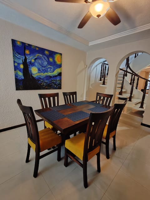 House 4 bedrooms c/AC p/12 gated carport 2 cars