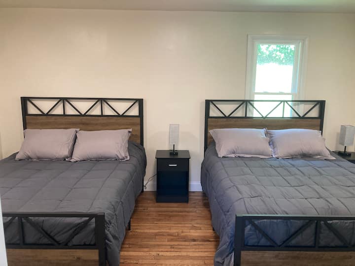 Две двойни легла с нощно шкафче и светлина.  Светлините имаха USB портове и контакти.  Има килер с рафтове и закачалки за дрехи.  Достъпът до основната баня е през врата в тази спалня или от всекидневната.