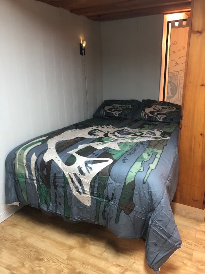 La cuarta cama se encuentra en un rincón privado en la sala familiar del nivel inferior. 