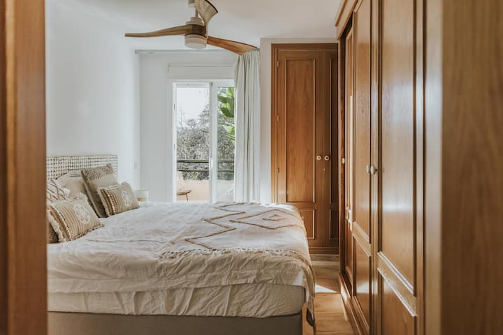 Kuanzia chumba cha kulala, milango ya Kifaransa hadi roshani na pamoja na kiyoyozi chumbani, kuna feni ya ziada ya dari. 