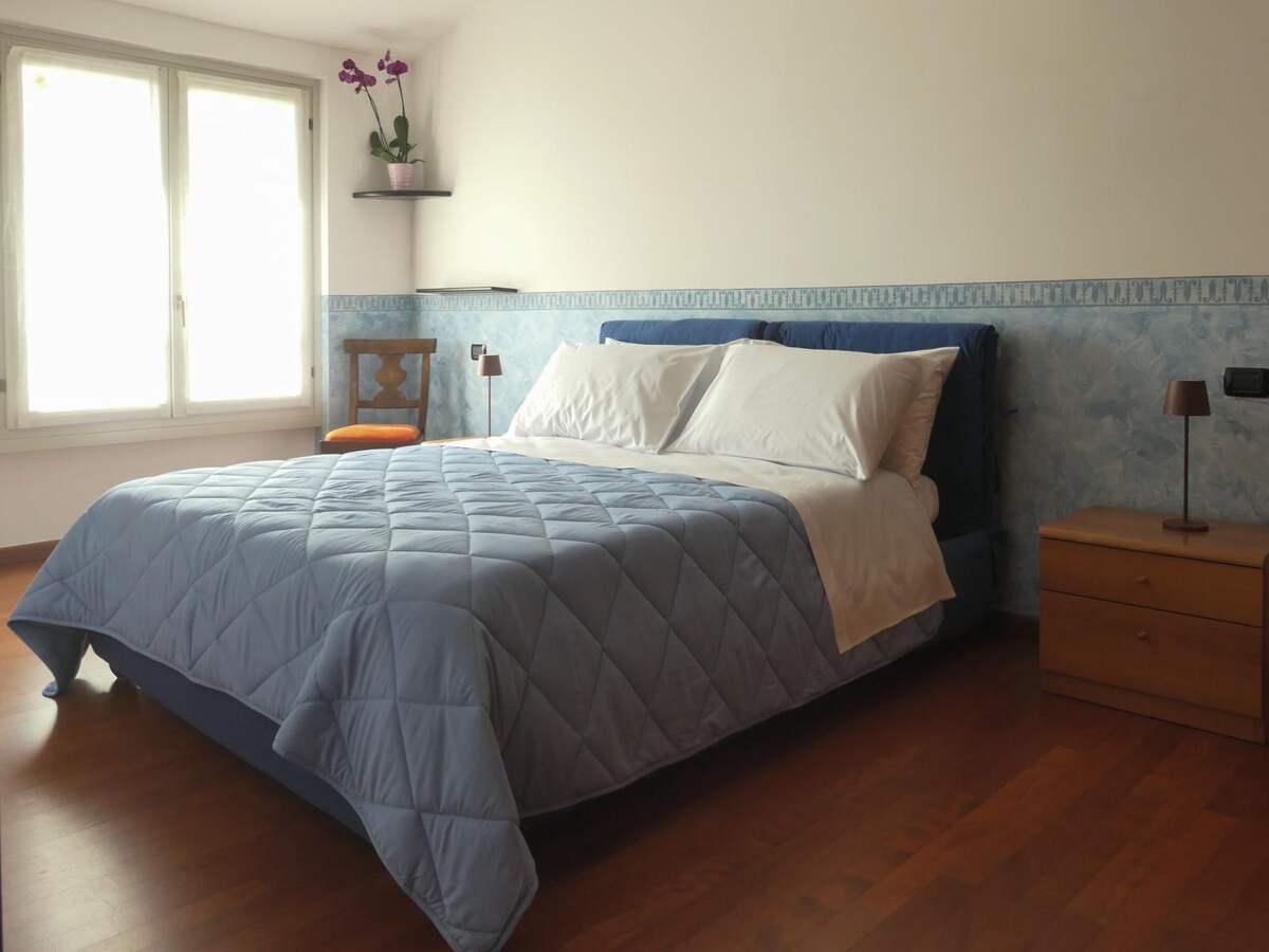 Dhoma kryesore e gjumit ka një dyshek të ri ortopedik me mbulesa, katër jastëkë ortopedikë dhe, përveç kësaj, dy jastëkë me shkumë memorie me lartësi të dyfishtë për të ndihmuar kolonën e qafës së mitrës.  
Dhoma e gjumit përfshin ajër të kondicionuar.