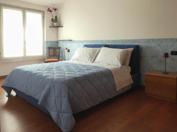 La chambre double dispose d'un nouveau matelas orthopédique avec topper, quatre oreillers orthopédiques et, en outre, deux oreillers en mousse à mémoire de forme à double hauteur pour aider la colonne cervicale.  
La chambre est équipée d'une climatisation.