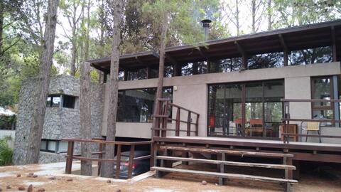 Hogar entre pinos cerca del mar