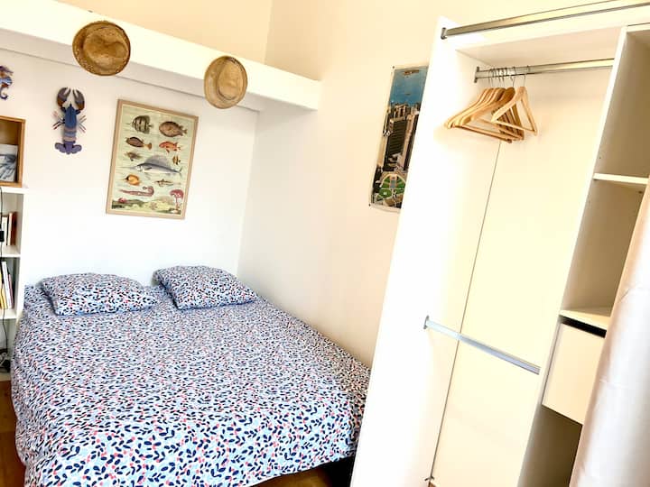 Jolie deuxième chambre, avec une grande armoire tiroirs et penderie ( avec cintres) installée cet automne !