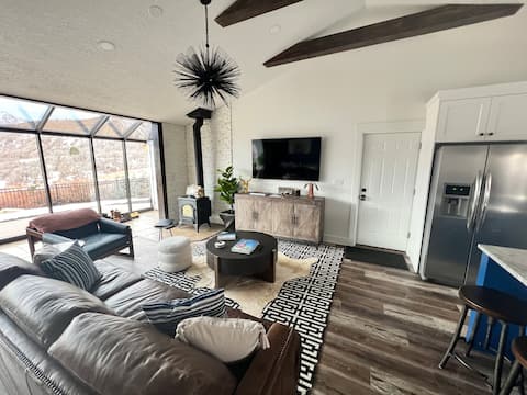 Successful Airbnb property: Mtn Views · 8 min Sundance · Sleeps 10 · Secluded in Sundance