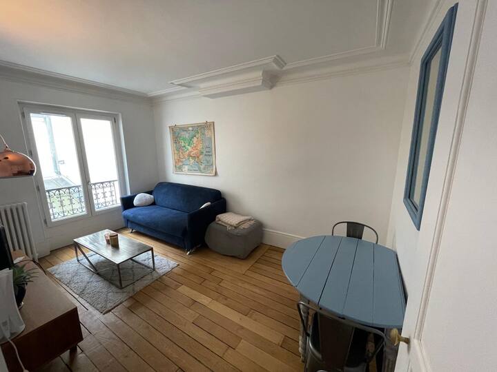 غرفة معيشة بها طاولة طعام بأربعة مقاعد