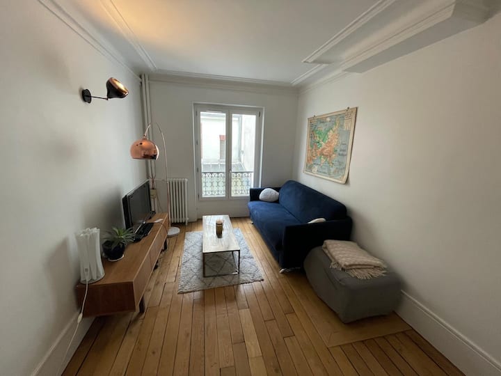 غرفة معيشة بها أريكة بثلاثة مقاعد