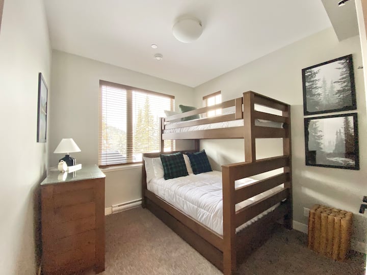 TimberFrame krevet na kat 
Twin (single) over full (double)
Masivni kutni stupovi s debelim ljestvama između korištenja mortise i tenon konstrukcije za dodatnu stabilnost. 
Udobni madraci Endy. 
Krevet je prikladan za odrasle osobe.