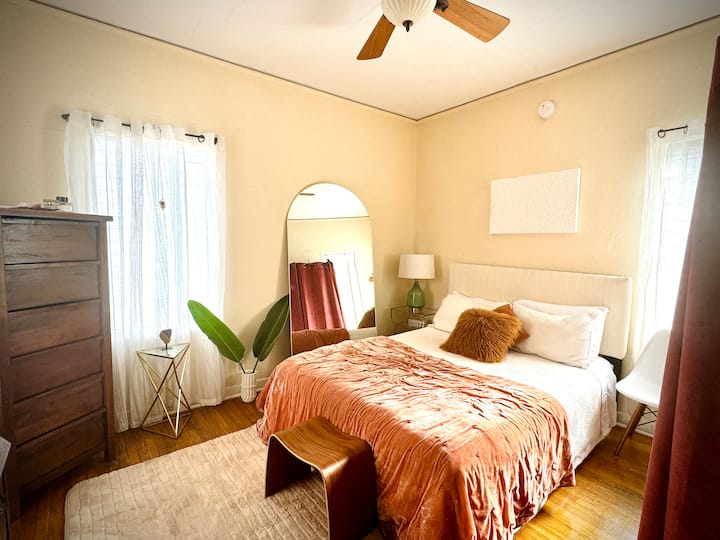 Artists West Hollywood Apartment - Los Angeles, CA