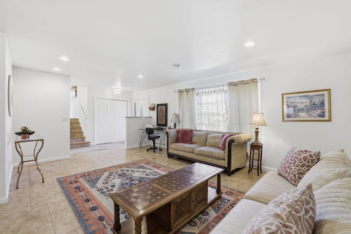 Chambre familiale avec un canapé-lit Queen size dans le canapé blanc. Rassemblez-vous en famille et profitez de beaucoup d'espace de couchage pour tout le monde !