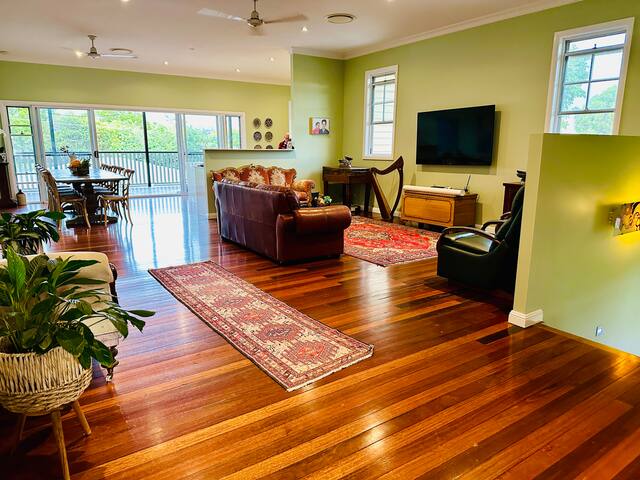 Quiet, large & close to CBD, Restaurants & Airport