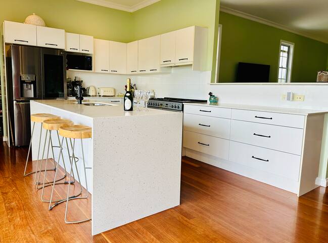 Quiet, large & close to CBD, Restaurants & Airport gallery image 4