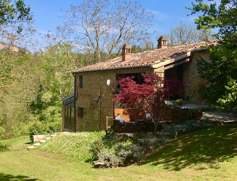 Valley View Romantic Farmhouse Apartment
