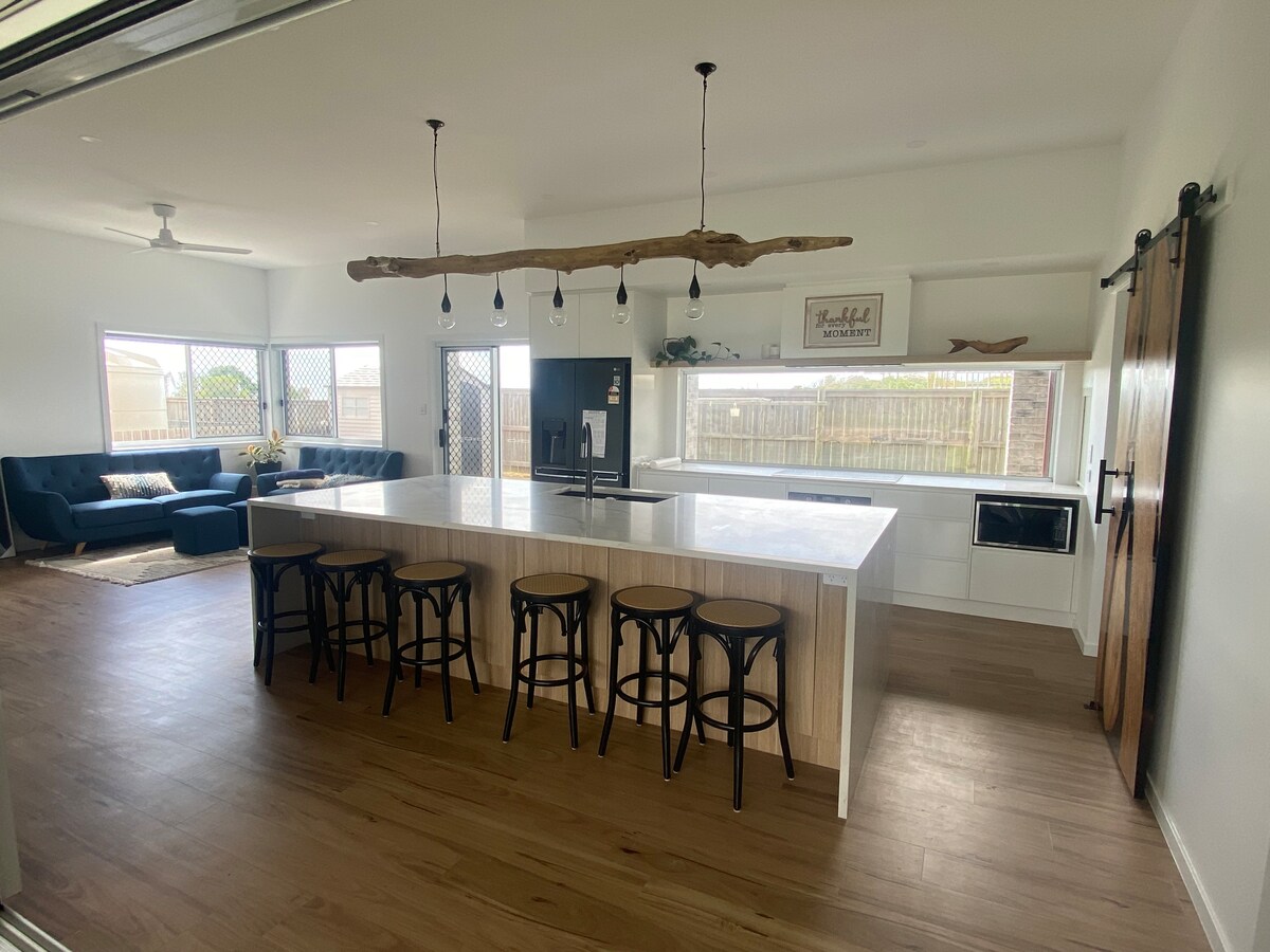 Top Airbnb: Kaarakin Beach House - Option 1 - 1BDR, 1BR in Gladstone Regional