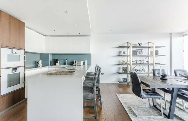 Spacious Modern Home gallery image 4