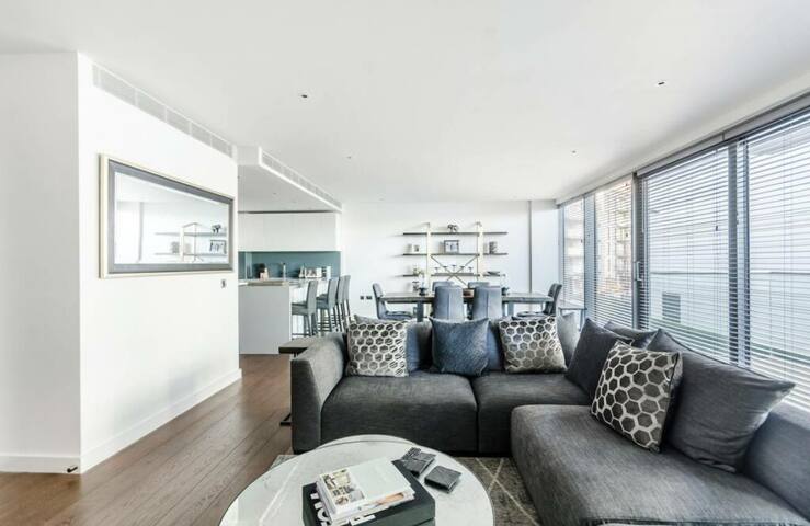 Spacious Modern Home gallery image 5