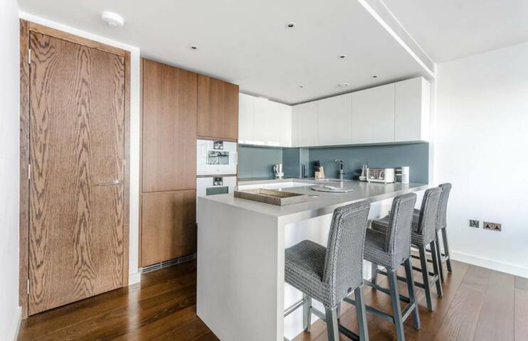 Spacious Modern Home gallery image 3