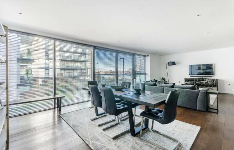 Spacious Modern Home gallery image 2