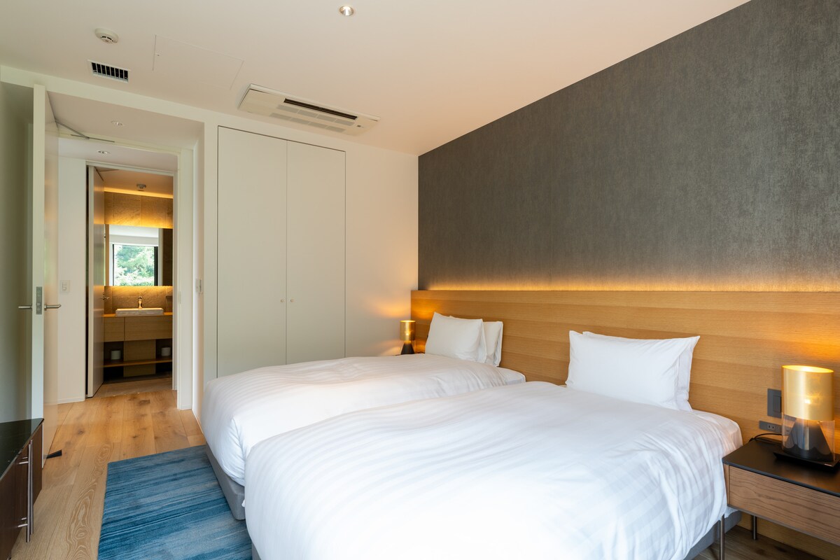 La configuración de la cama se puede configurar como 1 cama tamaño king o 2 camas individuales. 