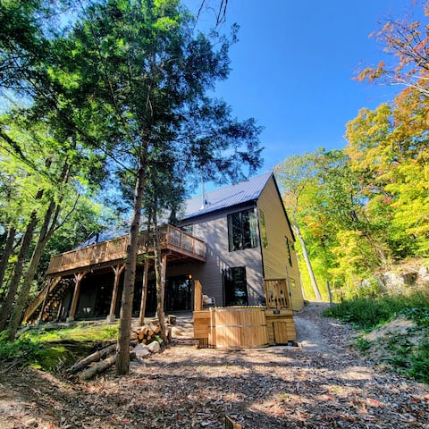 Lakefront Cabin - Hot Tub/Snowshoeing/22 acres.