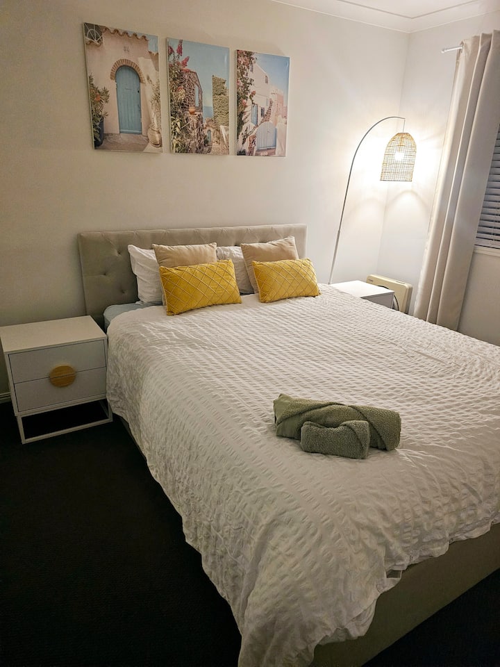 מיטת קווין סייז. מאוורר רצפה. תריסים חסימת אור. 