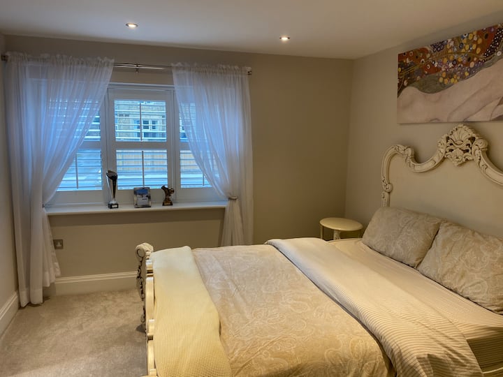 Central, Spacious House Which Overlooks Park - Buxton