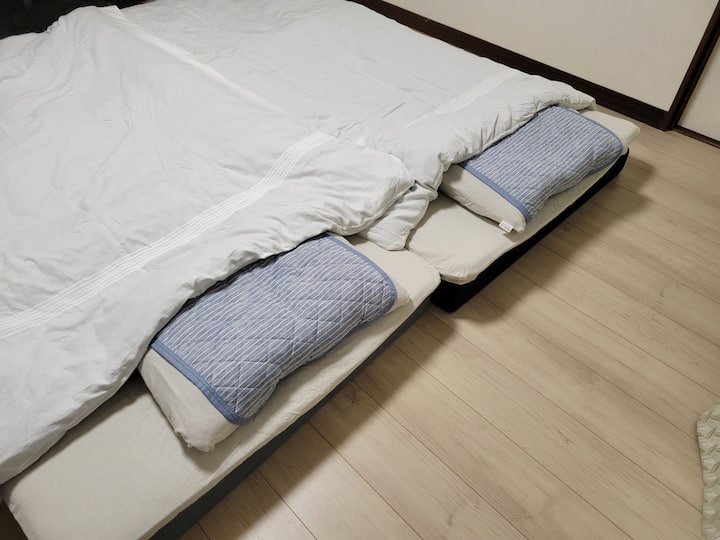 Es un piso de madera limpio.