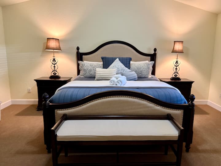 ห้องนอนที่กว้างขวางนี้มีเตียงขนาดคิงไซส์ที่สะดวกสบายและห้องน้ำในตัว ห้องน้ำในตัวมีอ่างอาบน้ำจากุซซี่ที่ผ่อนคลายโต๊ะเครื่องแป้งอ่างล้างหน้าคู่และแผงฝักบัวอาบน้ำแยกต่างหากเพื่อความสะดวกสบายสูงสุด