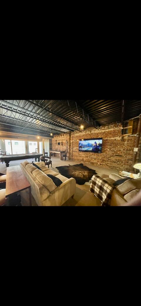 A Huge 4 Bed with Balcony Downtown near Ft Barfoot