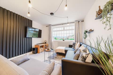 Spacious 6BR Home | Sleeps 12 | Garden
