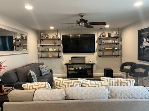 Top performing Airbnb: Modern. Hot Tub. Backyard. Kitchen. Work Space. in Tempe
