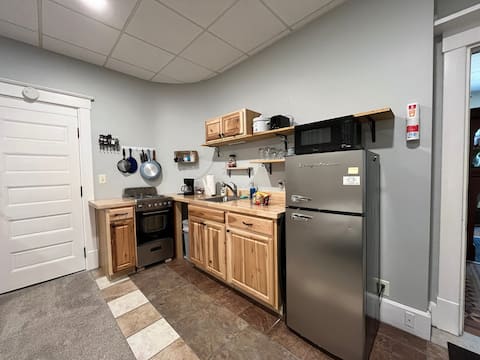 NH5: Charming 1BR in Historic Home
