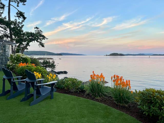 Waterfront Spa Luxury with Hot Tub & Fire Table
