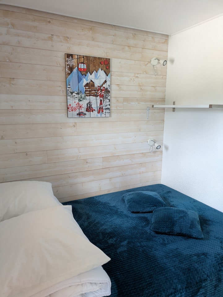 chumba kidogo cha kulala kilicho na matandiko mapya (kitanda cha sentimita 140*190), duveti na mito vinapatikana 