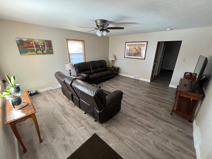 The Blue House 2 Bed, 1 Bath - Hastings, NE