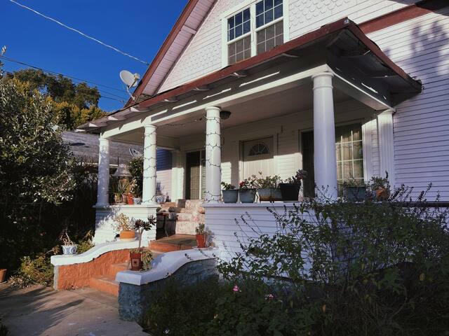 Cozy Pasadena Home w/ home theater • Large yard