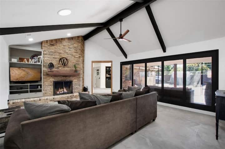Casa Capilla Spacious And Swanky Pool Side Home - Fort Worth, TX