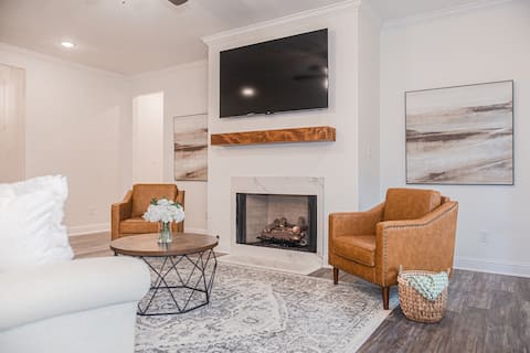 Cozy-3Bed-2bath-Sleeps6-NearLATech-Backyard-Garage