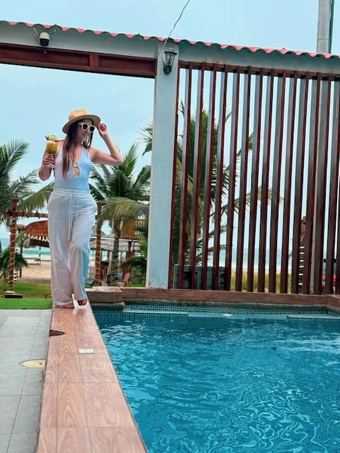 Montañita House facing the sea, with a swimming pool and a hot tub