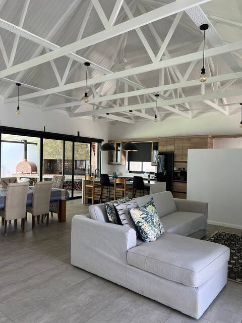 Charming 3-Bedroom Retreat: Garden, Braai & Pizza