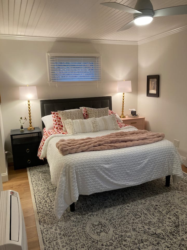 यह एक रानी आकार के बिस्तर के साथ घर के सुइट के पीछे है। डेस्क कार्य क्षेत्र। कोठरी में चलें जो आपको बाथटब/शॉवर के साथ संगमरमर के बाथरूम तक ले जाती है