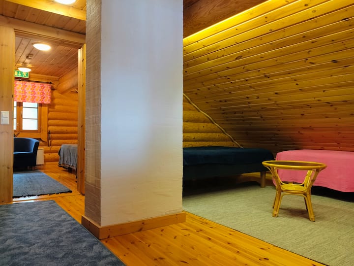 Na poschodí je spálňa s 120 cm posteľou a 2 80 cm posteľami. V pozadí môžete vidieť spálňu na poschodí.