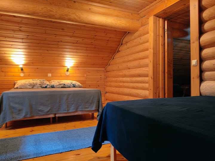 Spálňa na poschodí má 2 manželské postele s dĺžkou 160 cm.
