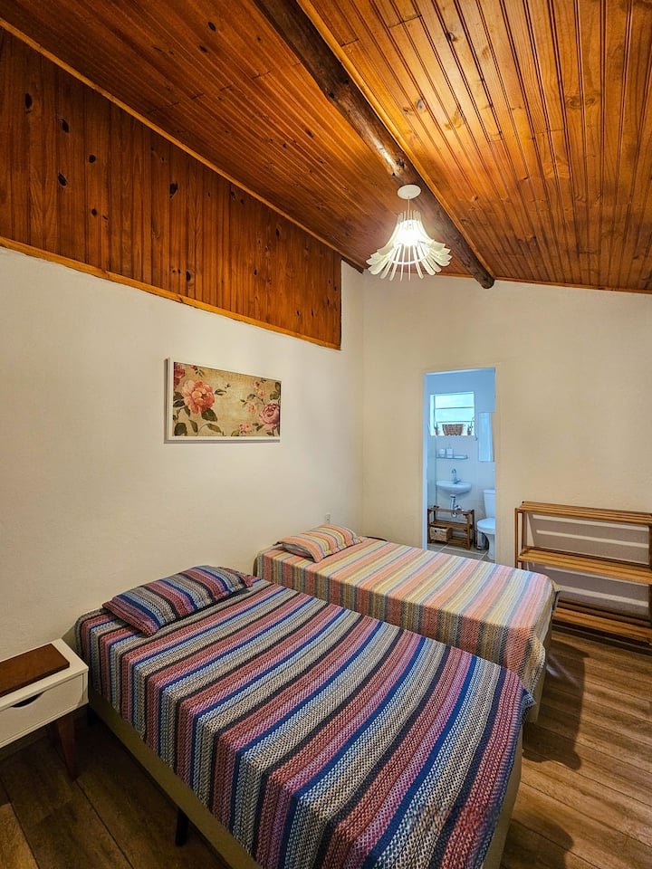 Апартамент с единични легла, които заедно ще образуват двойно легло. 