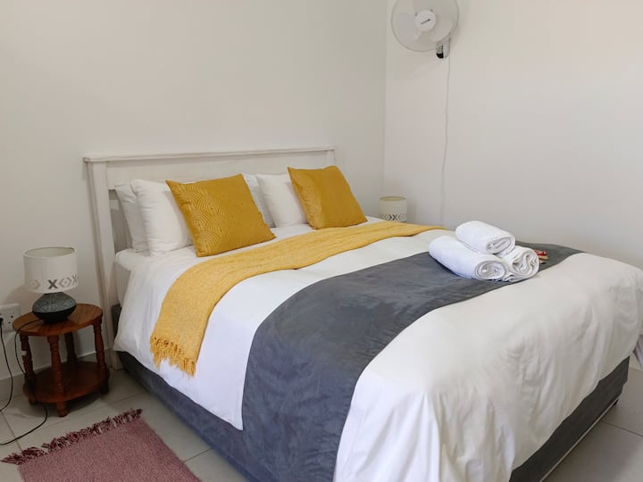 เตียงนอนสบายพร้อมผ้าปูที่นอนระดับพรีเมียม 