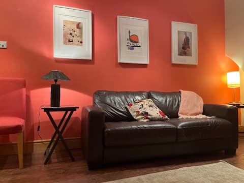 Successful Airbnb property: 2 double bedrooms on entire 2nd floor apartment in High Peak