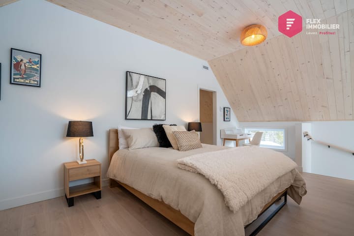 Comfortable bedroom #2 on the mezzanine with queen bed, private bathroom and walk-in: very convenient for long stays!
