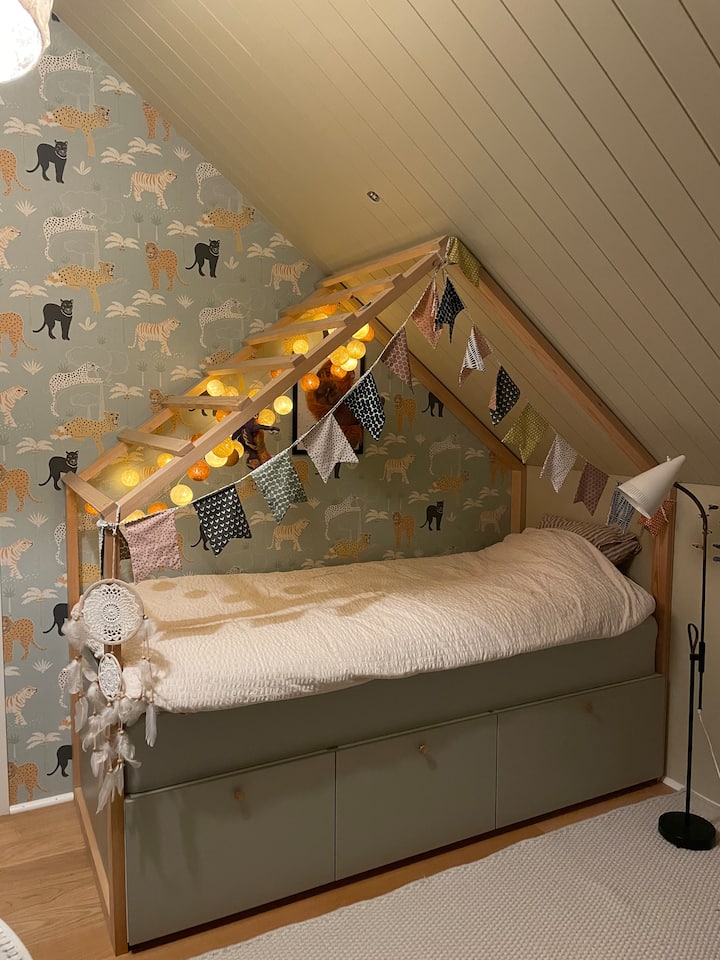 Ერთადგილიანი საწოლი 90*200. Პატარა კომოდი ოთახში 