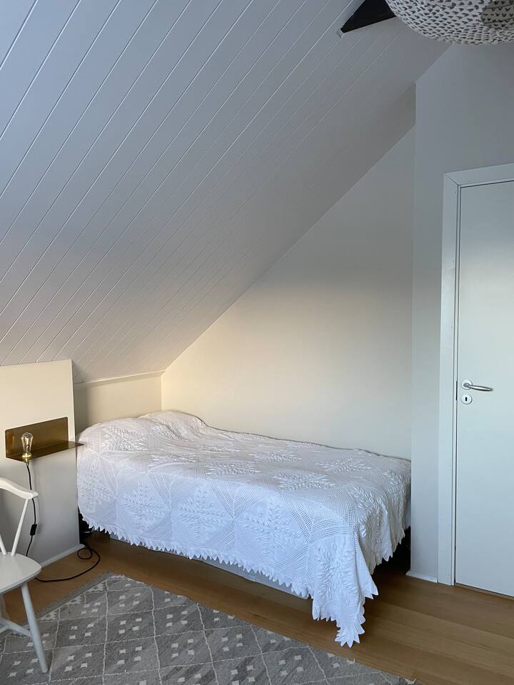 Ერთადგილიანი საწოლი 90*200 სმ. Გადაწიეთ მარეგულირებელი სახელური კედელზე, რომ შეძლოთ ტანსაცმლის ჩამოკიდება. 