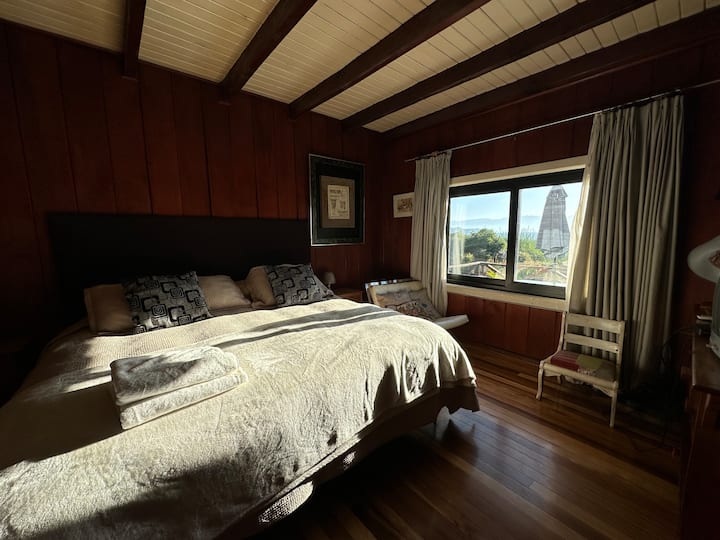Cama súper king, habitación con vista al lago